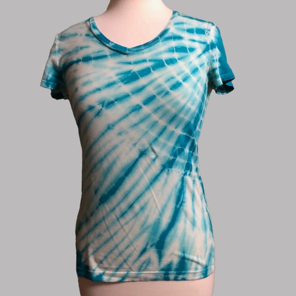dELiA*s Blue & White Tie-Dye V-Neck Tee